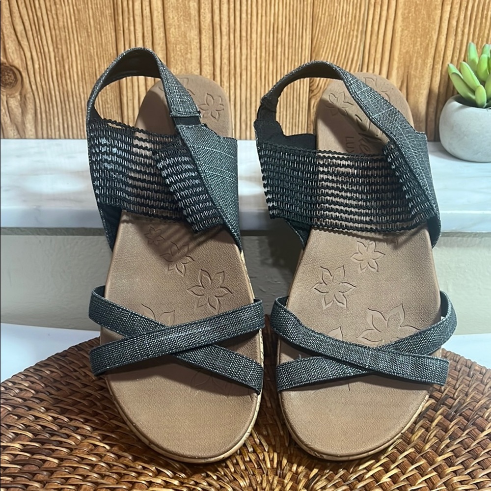 Sketchers Luxe Foam Wedge Sandal Black Metallic